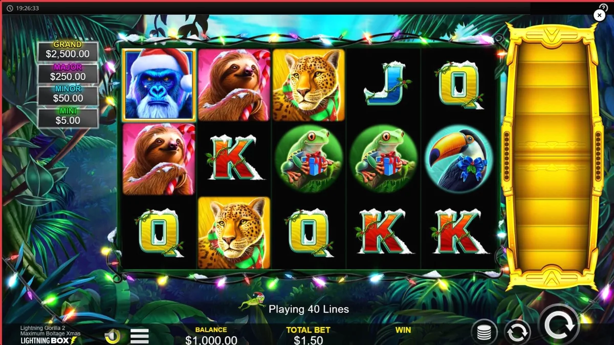 Tampilan visual slot Lightning Gorilla 2 Xmas dengan tema hutan tropis dan dekorasi Natal yang meriah